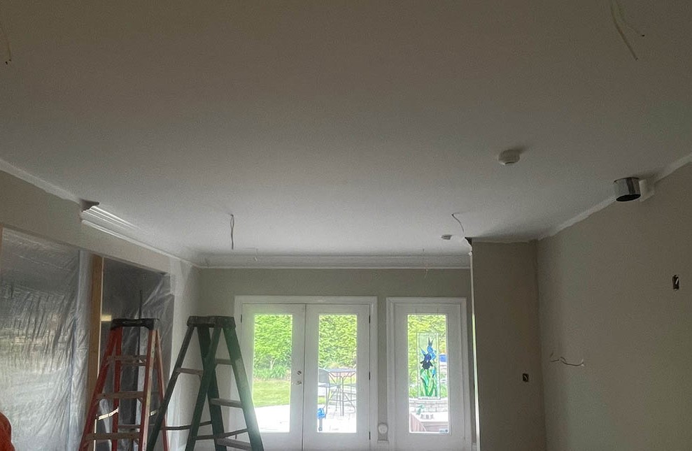 ceiling finished to level 5, primed, and painted under window lighting